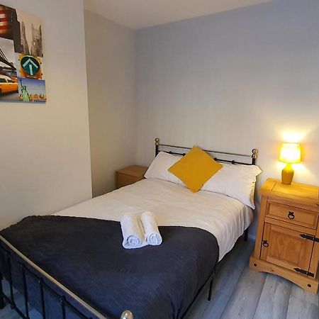 Contractors, City Centre, Parking, 3 Double Rooms, Netflix, Cosy! Ковънтри Екстериор снимка