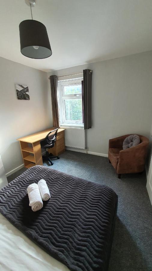 Contractors, City Centre, Parking, 3 Double Rooms, Netflix, Cosy! Ковънтри Екстериор снимка